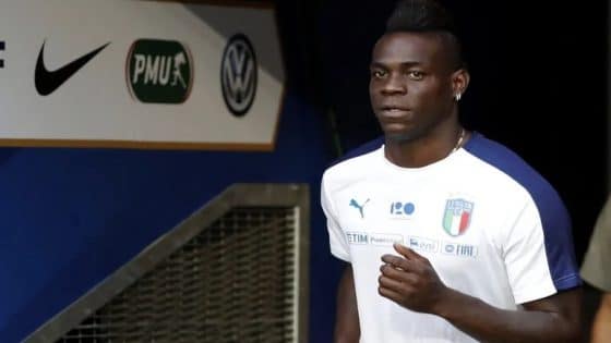 بالوتيلي يهاجم لاعبي إيطاليا: “يفتقرون لروح الانتماء.. وأتمنى العودة للأزوري”