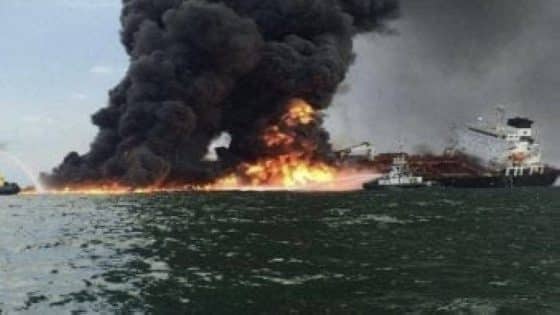 السلطات الإندونيسية تفتح تحقيقاً في حريق ناقلة نفط أودى بحياة عشرة أشخاص