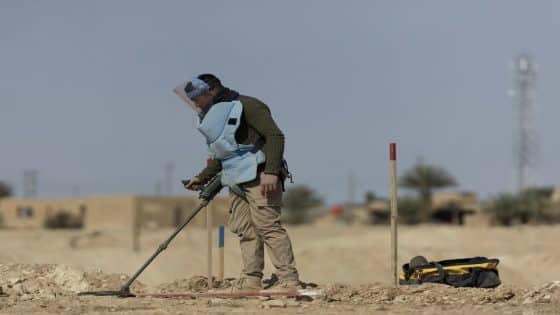 البيئة: العراق يحقق تقدماً واضحاً في ملف إزالة الألغام والمخلفات الحربية