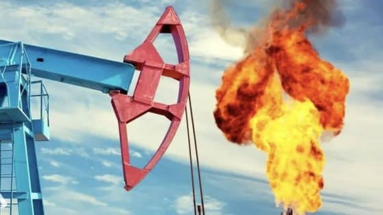 أسعار النفط تتراجع تحت ضغط بيانات المخزونات والقلق من تباطؤ الاقتصاد العالم