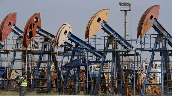 ارتفاع المخزونات الأمريكية يعمق مخاوف فائض الإمدادات