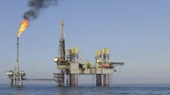 تراجع أسعار العقود الآجلة للنفط في بداية التعاملات الآسيوية