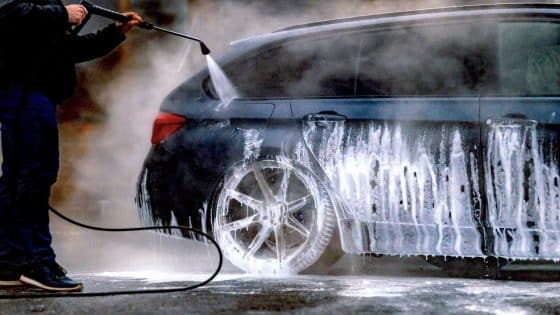 أمانة العاصمة تغلق كراجات غير قانونية وتطلق حملة لمنع هدر المياه