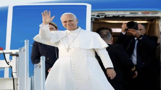 استقبال رسمي وشعبي واسع للبابا عند وصوله إلى العاصمة اللبنانية