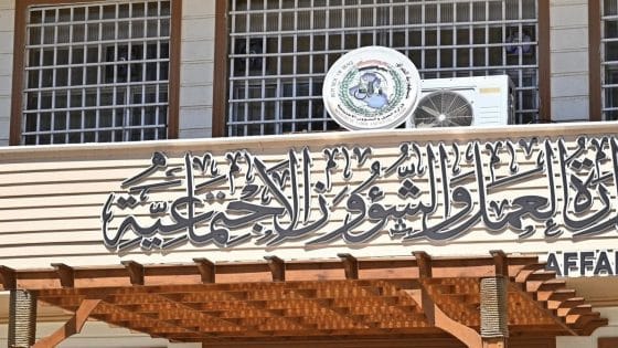 العمل تشدد ضوابط استقدام العمالة الأجنبية وتربطها ببيانات العاطلين