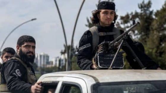 🔘 الاتحاد الأوروبي “قلق” من فرار دواعش سوريا.. ويؤكد مراقبته لعمليات نقلهم إلى العراق