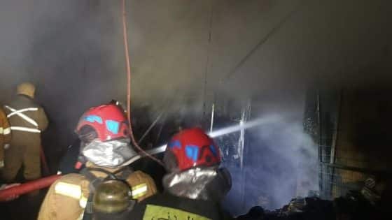 الدفاع المدني يحاصر النيران ويمنع امتدادها إلى المباني المجاورة في باب الدروازة