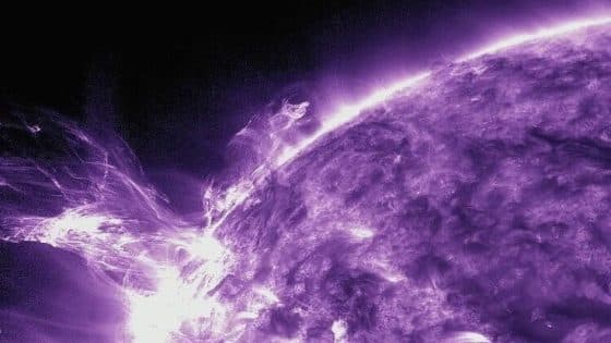 حذّر علماء الفلك والفضاء من عاصفة شمسية تُعد الأقوى منذ نحو 20 عاماً، نتيجة نشاط غير اعتيادي على سطح الشمس، تمثل بانبعاث توهجات وانفجارات قوية متجهة نحو الأرض