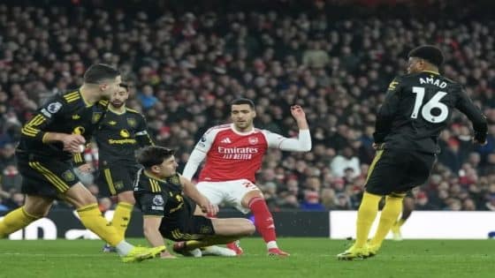 مانشستر يونايتد يهزم أرسنال ويعقّد صدارة البريمرليج