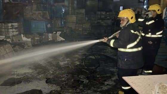 الدفاع المدني: السيطرة على حريق داخل بناية تجارية في الزعفرانية