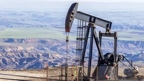 النفط يغلق قرب أعلى مستوياته في ستة أشهر رغم تراجع طفيف