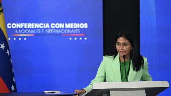 المحكمة العليا في فنزويلا تأمر نائبة الرئيس بتولي الرئاسة مؤقتا