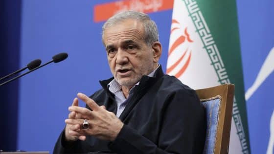 الرئيس الإيراني: لن ننحني أمام الضغوط الدولية والانتصار سيكون لشعبنا المتمسك بالصمود