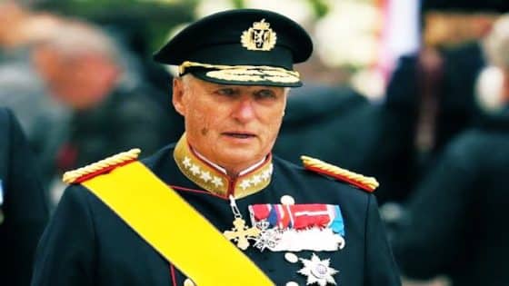 ‏القصر الملكي: ملك النرويج هارالد الخامس، البالغ من العمر 89 عاماً، قد تم إدخاله إلى المستشفى في تينيريفي