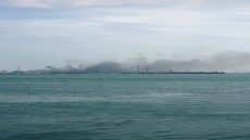 يتصاعد الدخان من قاعدة الأسطول الخامس الأمريكي في البحرين