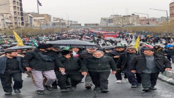 ‏وزير الخارجية الإيراني عراقجي مع حشد من الناس في مسيرة يوم القدس في طهران.