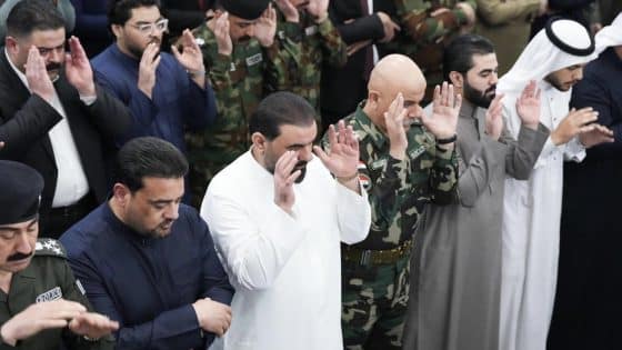 رئيس مجلس النواب يؤدي صلاة العيد في جامع الأنبار الكبير