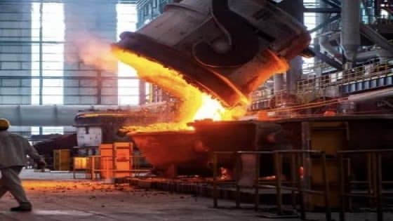 وكالة مهر الإيرانية: غارات تستهدف مصانع الصلب وسط وجنوب غربي البلاد