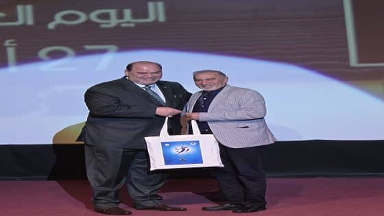 في حفل بهيج اقامة دائرة السينما والمسرح بالتعاون مع نقابة الفنانين وبجهود استثنائية من قبل د.جبار جودي مدير دائرة السينما والمسرح ونقيب الفنانين الاحتفاء بنخبة عالية المستوى في المسرح العراقي تثمينا لجهودهم وفعلهم الإبداعي بمناسبة يوم المسرح العالمي..وكان من ضمن المكرمين استاذ الأجيال الفنان الدكتور عزيز جبر الساعدي دردش معه رئيس القسم الثقافي في كواليس المهرجان الجميل..