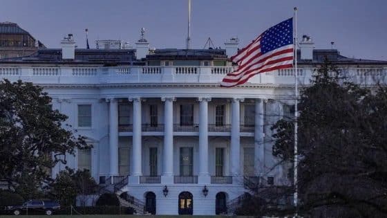 البيت الأبيض ينفي عزم واشنطن استخدام السلاح النووي في إيران