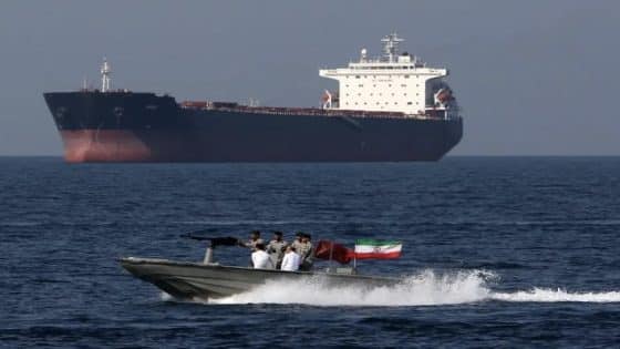 إيران تعلن إعادة إغلاق مضيق هرمز