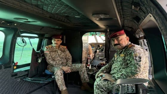 رئيس أركان الجيش يصل إلى النخيب برفقة وفد عسكري رفيع لتفقد القطعات الأمنية