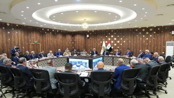 رئيس الوزراء يجري زيارة إلى وزارة النفط ويترأس اجتماعاً للكادر المتقدم بالوزارة