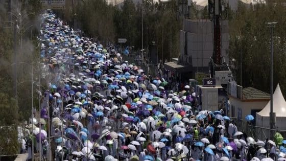 توافد الحجاج إلى صعيد عرفات لأداء الركن الأعظم
