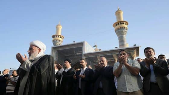 رئيس الوزراء يؤدي صلاة العيد بالصحن الكاظمي الشريف ويزور مرقد الإمام أبي حنيفة