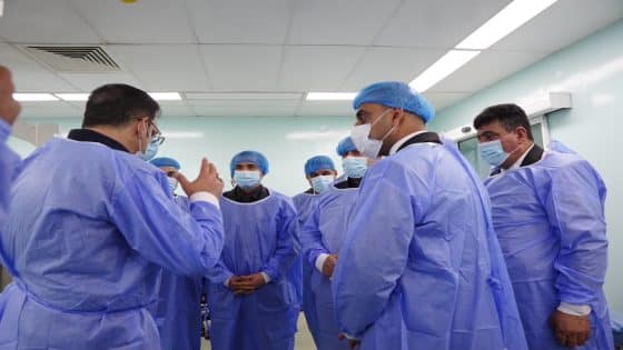 وفد حكومي مشترك من البصرة وذي قار يتفقد جرحى فاجعة الطريق الدولي في مستشفى الفيحاء وسط ال محافظة