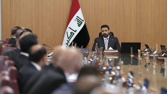 رئيس الوزراء يؤكد على تكامل العمل الخدمي والتنموي والمضي في مكافحة الفساد وحصر السلاح بيد الدولة