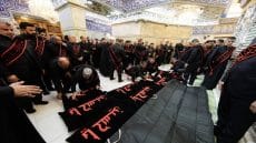 بالصور.. العتبة الحسينية المقدسة تستبدل كسوة ضريح الإمام الحسين (عليه السلام)