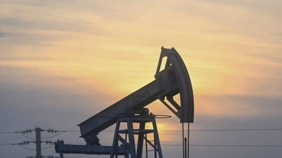 النفط يجدد صعوده وخام برنت يتجاوز 80 دولاراً للبرميل