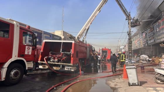 الدفاع المدني: السيطرة على حريق اندلع في مجمع تجاري بالكرادة