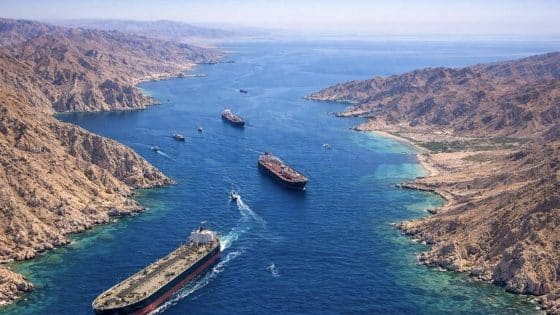 القيادة المركزية: 55 سفينة عبرت مضيق هرمز تحمل أكثر من 17 مليون برميل نفط
