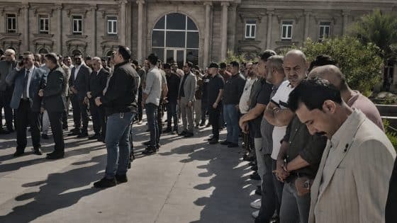 شهد ديوان محافظة البصرة وعدد من المؤسسات الحكومية وقفة حداد على أرواح ضحايا الحادث المروري الأليم الذي وقع على طريق ذي قار