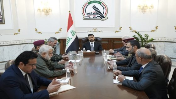 القائد العام للقوات المسلحة يزور مقر هيئة الحشد الشعبي ويوجه بتكريم الشهداء ورعاية الجرحى